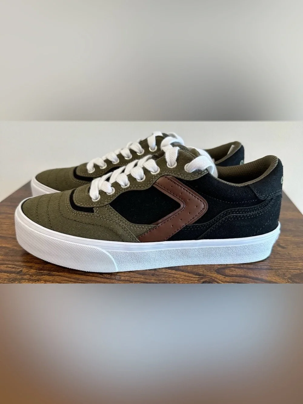 Airwalk Boys Harley Olive/Rust/Black Sneakers NWT Size Big Boys 6.5